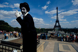 Clown am Trocadero, Eiffelturm, Paris, Frankreich