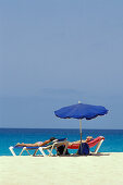Frauen auf Sonnenliegen am Strand, Santa Maria, Sal, Kap Verde, Afrika