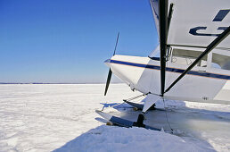 Ein Flugzeug steht auf dem gefrorenen Fluss, St. Lawrence River, Quebec, Kanada