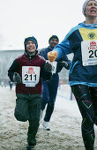 Läufer beim Eis-Marathon in Omsk, Sibirien, Russland