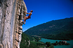 Mann beim Klettern, Freeclimbing, Sintersäule, über Torbolino, Garda See, Arco, Trentino, Italien