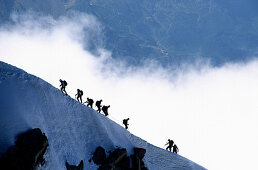 Alpinisten beim Aufstieg und Abstieg, Aiguille du Midi, Alpen, Frankreich
