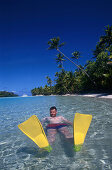 Mann schwimmt im Meer, One Foot Insel, Aituaki Lagune Cook-Inseln