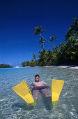 Mann schwimmt im Meer, One Foot Island, Aituaki Lagune Cook-Inseln