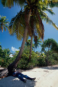 Mann Relaxed unter Palmen, Aituaki Lagune Cook-Inseln