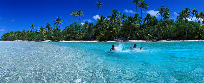 Planschende Insulaner bei One Foot Island in der Aitutaki-Lagune, Aitutaki, Cook-Inseln, Südsee