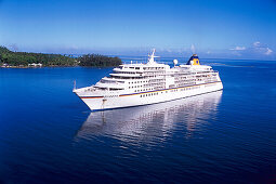 Kreuzfahrtschiff MS Europa, Luftaufnahme, Cook´s Bay, Moorea, Französisch Polynesien