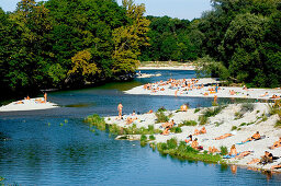 Menschen sonnen sich nackt am Ufer der Isar, Flaucher, München, Bayern, Deutschland, Europa