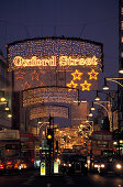 Weihnachtsbeleuchtung über der Oxford Street am Abend, London, England, Grossbritannien, Europa