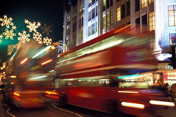 Weihnachtsbeleuchtung und Doppeldeckerbusse am Abend, Oxford Street, London, England, Grossbritannien, Europa