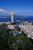 Blick auf Christusstatue Cristo Redentor und den Zuckerhut, Rio de Janeiro, Brasilien, Südamerika, Amerika