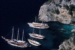 Blick auf Ausflugsboote in der Kvarner Bucht vor der Insel Cres, Kroatien, Europa