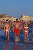 Junge Leute am Strand, Praia da Rocha, Algarve, Portugal, Europa