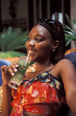 Junge Frau mit Mojito Drink im Hotel Florida, Havanna, Kuba, Karibik, Amerika