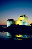 Das beleuchtete Eilean Donan Schloss bei Nacht, Ross and Cromarty, Highlands, Schottland, Grossbritannien, Europa