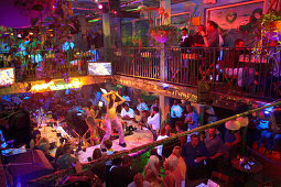 Menschen in Mango's Tropical Café, Ocean Drive, South Beach, Miami, Florida, USA, Amerika