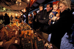 Familie auf dem Weihnachtsmarkt, Stuttgart, Deutschland