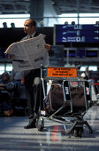 Mann am Flughafen, Zeitung lesend, Flughafen Frankfurt People