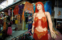 Schaufensterpuppe im roten Bauchtanzkostüm angekleidet, Markt von Marmaris, Marmaris, Türkei