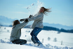 Paar hat Spaß im Schnee, Bayern, Deutschland