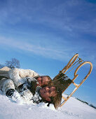 Paar mit Schlitten im Schnee