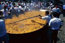 Riesen Fideuá Nudelpaella, 1. Mai, Passeig de Colom, Barcelona, Katalonien, Spanien