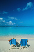 Liegestuehle am 7 Mile Beach, Grand Cayman, Cayman Islands Karibik