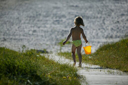 Mädchen spielt am Strand, Norwegen