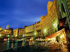 Campanile des Doms, der Piazza del Campo mit Restaurants, Siena, Toskana, Italien