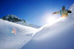 Snowboarder am Alpkogel, Snowboarding, Wirl in der Nähe von Galtuer, Tyrol, Österreich