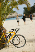 Drei Menschen auf eine Radtour am Strand, cala santanyi, Mallorca, Balearen, Spanien