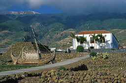 Schilfboot Ra II Thor Heyerdal, , an Pyramiden von Güimar Teneriffa, Kanaren, Spanien