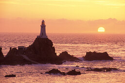 Corbiére Leuchtturm bei Sonnenaufgang, Jersey, Kanalinseln, Großbritanien