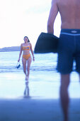 Paar mit Flossen und Schnorchel, am Strand Porto Santo bei Madeira, Portugal