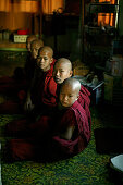 Young monks sit in a row, Kindermoenche, Kloster, Yarzagyi hills