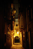 Beleuchtete Gasse bei Nacht, Palma de Mallorca, Mallorca, Spanien, Europa