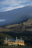 The Chateau, Tongariro NP, Chateau Hotel, below Mt Ruapehu, volcanic landscape, Tongariro National Park, North Island New Zealand, Tongariro Crossing is one of NZ's Great Walks, World Heritage, Erbe der Menscheit