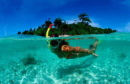 Schnorcheln vor tropischer Insel, Skindiving, Skin, Skin diver, split image