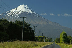 Mt Taranaki, Egmont NP, snow capped Mt Taranaki, dormant volcano, Egmont, North Island New Zealand