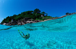 Schnorcheln vor tropischer Insel, Snorkeling near, Snorkeling near a tropical island