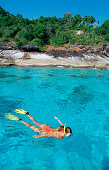 Schnorcheln vor tropischer Insel, Snorkeling woman