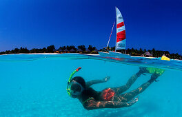 Schnorchelnde Frau vor Malediveninsel Kuredu, Snor, Snorkeling woman near maldives island Kuredu