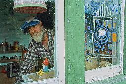 Portrait, Hundertwasser, Bay of Islands, Friedenreich Hundertwasser and his house in Bay of Islands, North Island, New Zealand