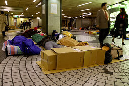 Homeless, living boxes in Tokyo, Japan, Overnight temporary shelter of homeless people in Shinjuku Subway Station, sleeping in cardboard boxes, permitted only between 11 p.m. and 5 a.m. U-Bahn-Station Shinjuku Obdachlose, notduerftige Schutzbauten, Pappka