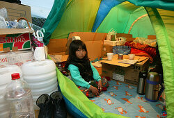 Homeless, living boxes in Tokyo, Japan, Homeless community on the banks of the Sumida River, young girl in the tent of her homeless parents, homeless family Obdachlose, notduerftige Schutzbauten, Pappkarton-Architektur, Plastikplanen, Slum, Obdachlosigkei