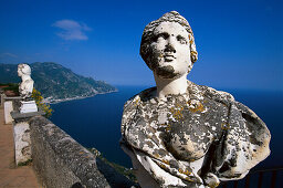 Statuen und Aussicht auf die Küste unter blauem Himmel, Villa Cimbrone, Ravello, Amalfitana, Kampanien, Italien, Europa
