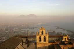 View over Napoli from Certosa di San Martino, Neapel, Panorama, von Castel Sant`Elmo mit Certosa di San Martino in Vordergrund