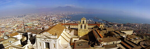 View over Napoli from Certosa di San Martino, Neapel, Panorama, von Castel Sant`Elmo mit Certosa di San Martino in Vordergrund