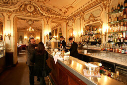 Menschen im Café Piatti, Turin, Piemont, Italien, Europa