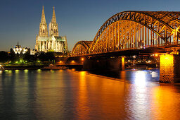 Kölner Dom mit Rhein und Deutzer Brücke, Köln, Nordrhein-Westfalen, Deutschland